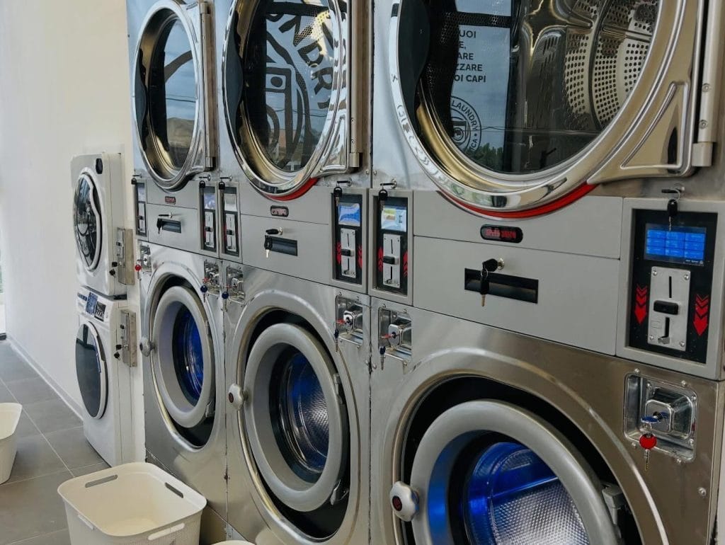 Interno di una lavanderia self service con lavatrici e asciugatrici professionali